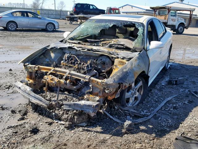 1G2HY54K45U216927 - 2005 PONTIAC BONNEVILLE WHITE photo 2