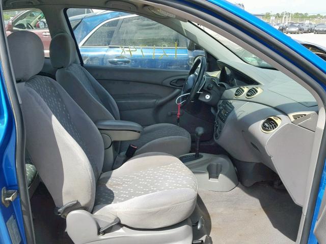 3FAFP31322R143069 - 2002 FORD FOCUS ZX3 BLUE photo 5