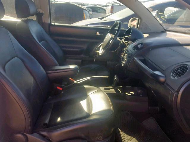 3VWRG31C29M513500 - 2009 VOLKSWAGEN NEW BEETLE Weiß Foto 5