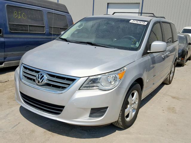 2V4RW3DG5BR789694 - 2011 VOLKSWAGEN ROUTAN SE SILVER photo 2