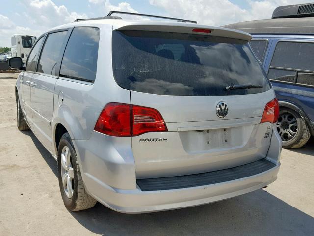 2V4RW3DG5BR789694 - 2011 VOLKSWAGEN ROUTAN SE SILVER photo 3