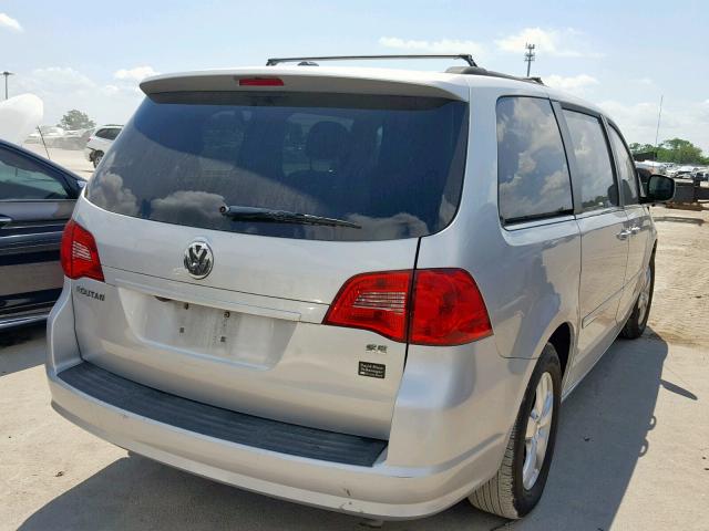 2V4RW3DG5BR789694 - 2011 VOLKSWAGEN ROUTAN SE SILVER photo 4