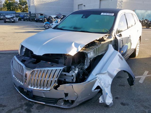 2LMHJ5AT6CBL50600 - 2012 LINCOLN MKT SILVER photo 2