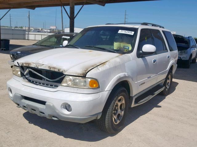 5LMFU28A1YLJ24059 - 2000 LINCOLN NAVIGATOR WHITE photo 2