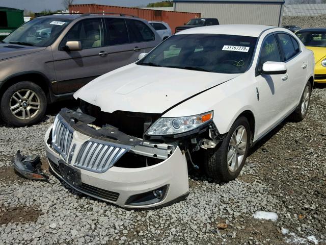 1LNHL9DR8AG601135 - 2010 LINCOLN MKS WHITE photo 2