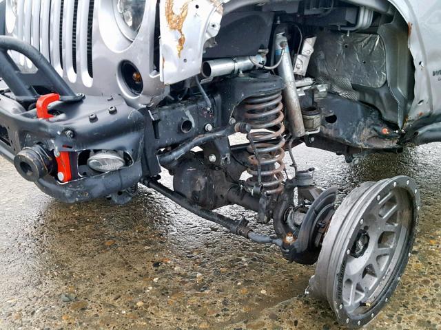 1C4BJWFG4GL347482 - 2016 JEEP WRANGLER U SILVER photo 9