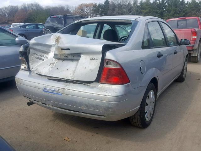 1FAFP34NX6W126665 - 2006 FORD FOCUS ZX4 GRAY photo 4