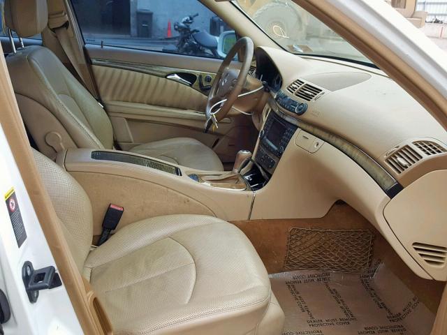 WDBUF72X77B046084 - 2007 MERCEDES-BENZ E 550 WHITE photo 5