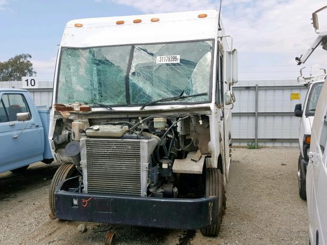 4UZAANCPX5CU47394 - 2005 FREIGHTLINER CHASSIS M WHITE photo 2