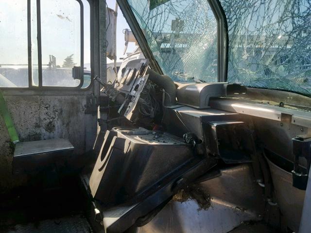 4UZAANCPX5CU47394 - 2005 FREIGHTLINER CHASSIS M WHITE photo 5