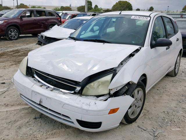 1FAHP37NX6W256840 - 2006 FORD FOCUS ZX5 WHITE photo 2