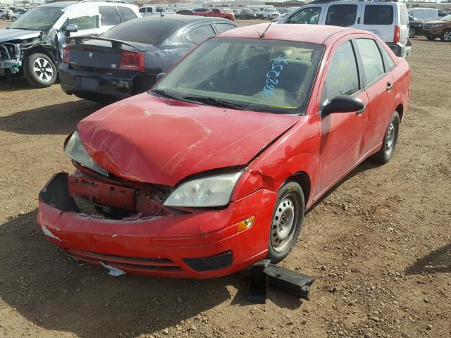 1FAFP34N05W293728 - 2005 FORD FOCUS ZX4 RED photo 2