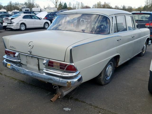 A1110121010424 - 1961 MERCEDES-BENZ 230S WHITE photo 4