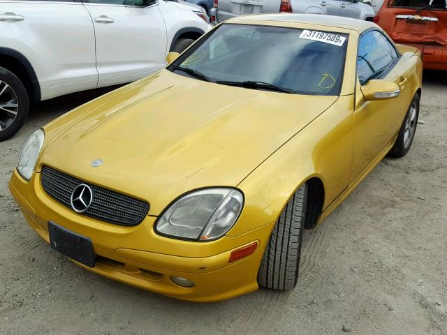 WDBKK65F51F207001 - 2001 MERCEDES-BENZ SLK 320 YELLOW photo 2