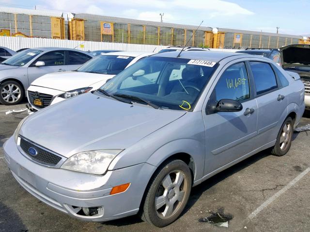 1FAHP34N07W245223 - 2007 FORD FOCUS ZX4 SILVER photo 2