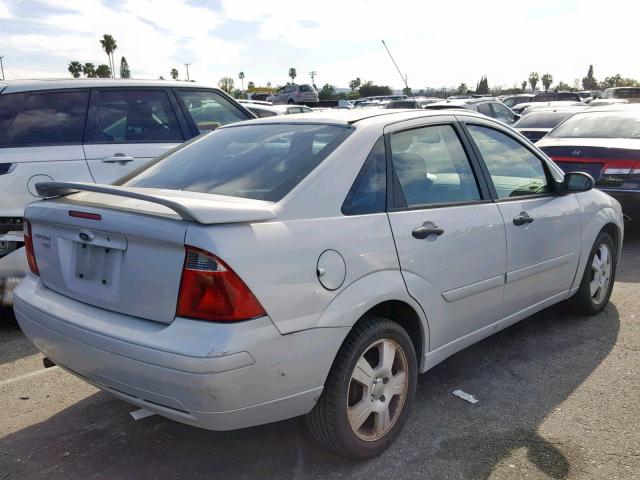 1FAHP34N07W245223 - 2007 FORD FOCUS ZX4 SILVER photo 4