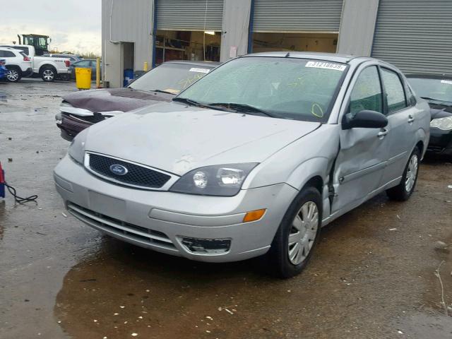 1FAFP34N36W228518 - 2006 FORD FOCUS ZX4 SILVER photo 2