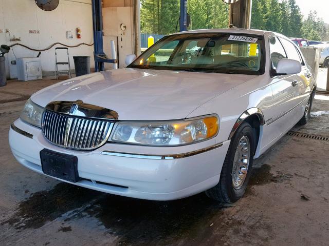 1LNFM83W7WY651046 - 1998 LINCOLN TOWN CAR C WHITE photo 2