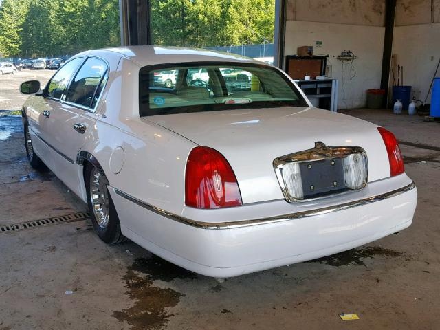 1LNFM83W7WY651046 - 1998 LINCOLN TOWN CAR C WHITE photo 3