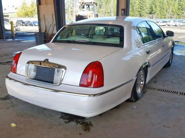 1LNFM83W7WY651046 - 1998 LINCOLN TOWN CAR C WHITE photo 4