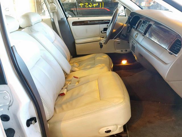 1LNFM83W7WY651046 - 1998 LINCOLN TOWN CAR C WHITE photo 5