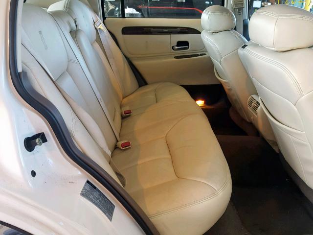 1LNFM83W7WY651046 - 1998 LINCOLN TOWN CAR C WHITE photo 6