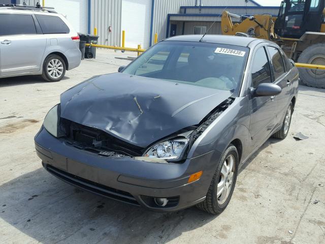 1FAFP38Z65W199348 - 2005 FORD FOCUS ZX4 GRAY photo 2