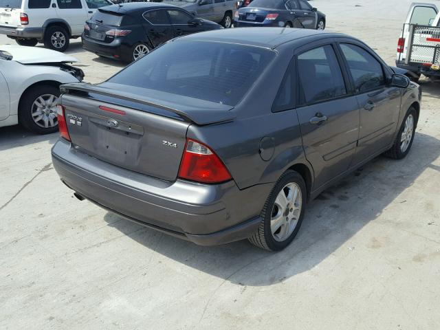 1FAFP38Z65W199348 - 2005 FORD FOCUS ZX4 GRAY photo 4
