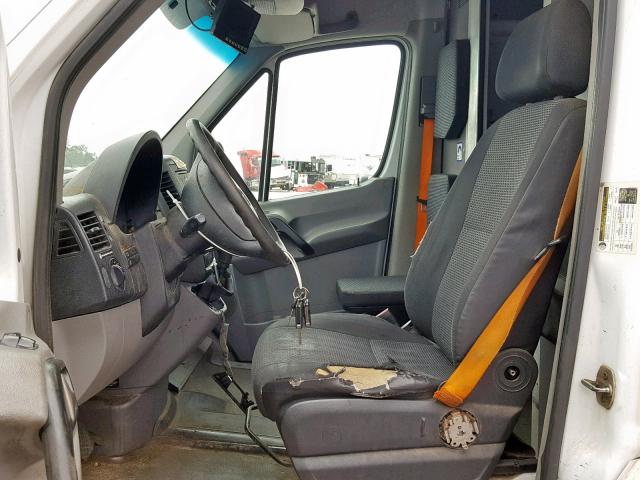 WD3PE8CB5B5596475 - 2011 MERCEDES-BENZ SPRINTER 2 WHITE photo 5