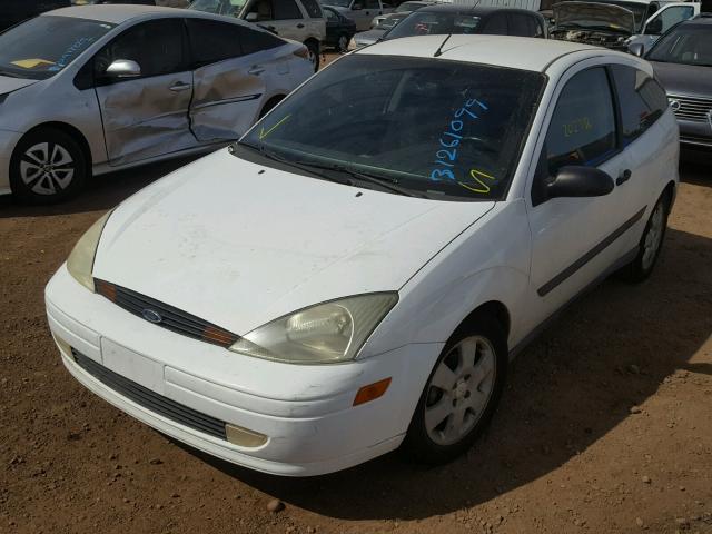 3FAFP31381R244826 - 2001 FORD FOCUS ZX3 WHITE photo 2