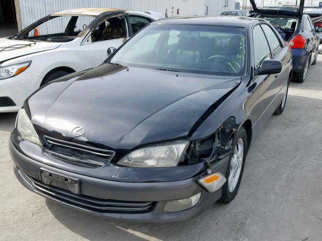 JT8BF28GX10305882 - 2001 LEXUS ES 300 BLACK photo 2