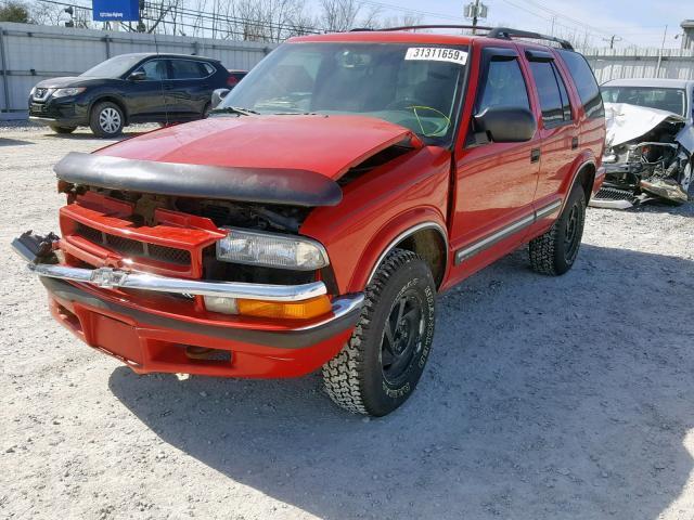 1GNDT13W2Y2391559 - 2000 CHEVROLET BLAZER RED photo 2