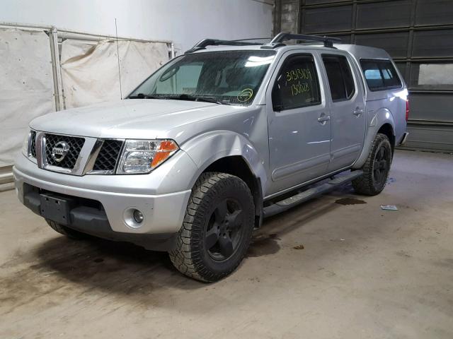 1N6AD07WX5C400461 - 2005 NISSAN FRONTIER C SILVER photo 2