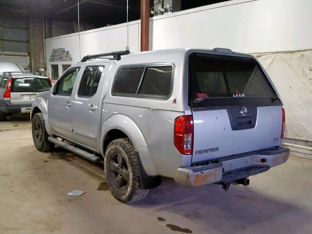 1N6AD07WX5C400461 - 2005 NISSAN FRONTIER C SILVER photo 3