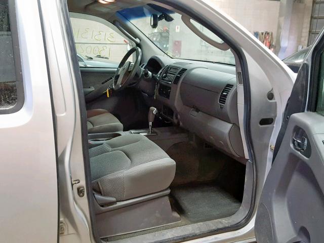 1N6AD07WX5C400461 - 2005 NISSAN FRONTIER C SILVER photo 5