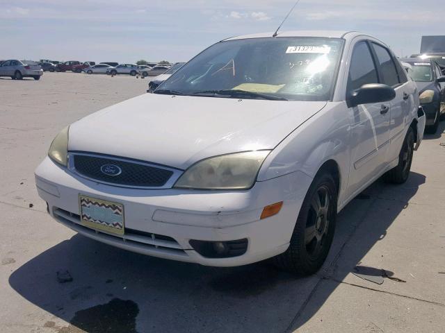 1FAFP34N26W185662 - 2006 FORD FOCUS ZX4 WHITE photo 2