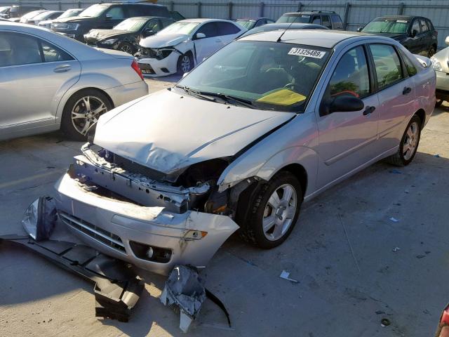 1FAFP34N75W271886 - 2005 FORD FOCUS ZX4 SILVER photo 2