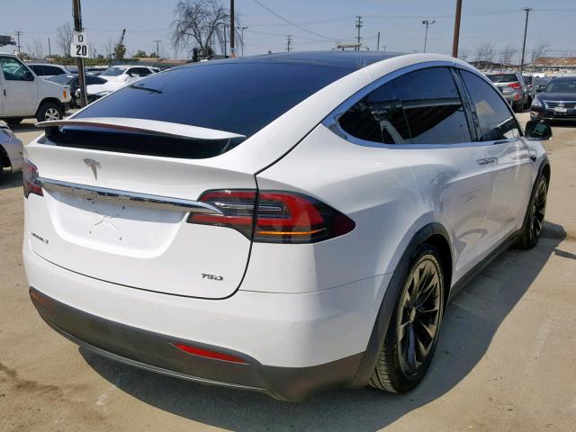 5YJXCAE24JF102555 - 2018 TESLA MODEL X WHITE photo 4