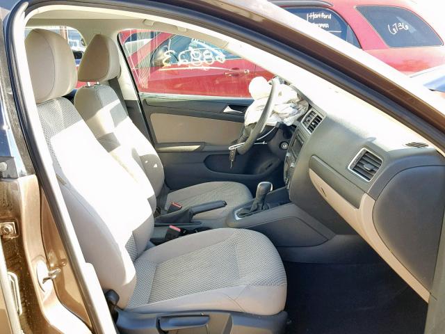 3VW2K7AJXCM309654 - 2012 VOLKSWAGEN JETTA BASE BROWN photo 5