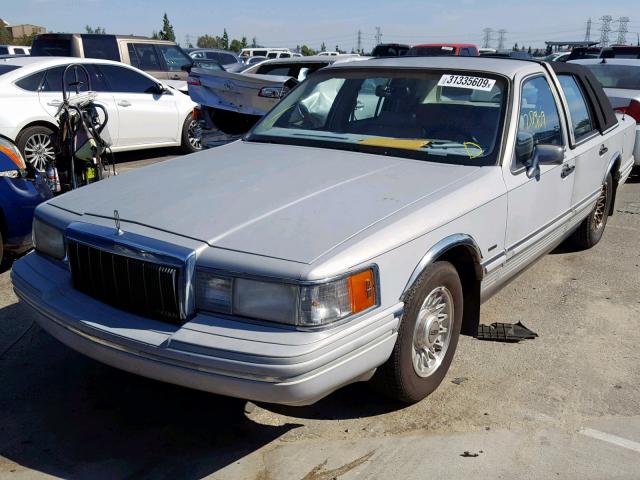 1LNLM83W0NY726574 - 1992 LINCOLN TOWN CAR C SILVER photo 2