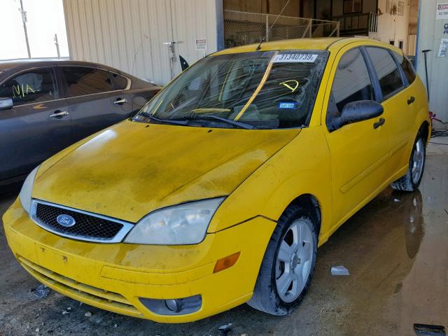 1FAFP37N16W173420 - 2006 FORD FOCUS ZX5 YELLOW photo 2