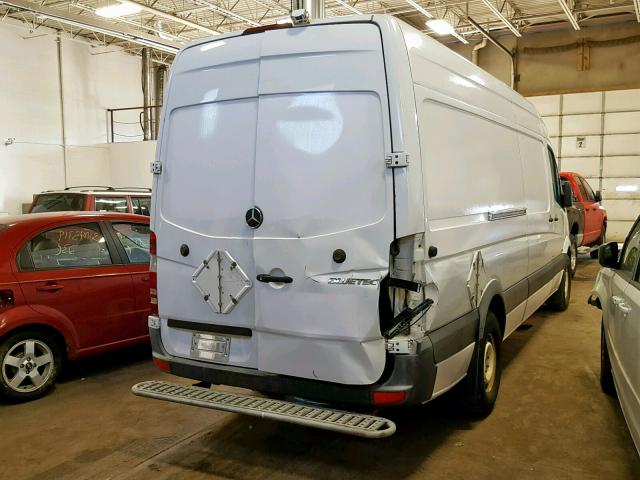 WD3PE8CB4B5577366 - 2011 MERCEDES-BENZ SPRINTER 2 WHITE photo 4