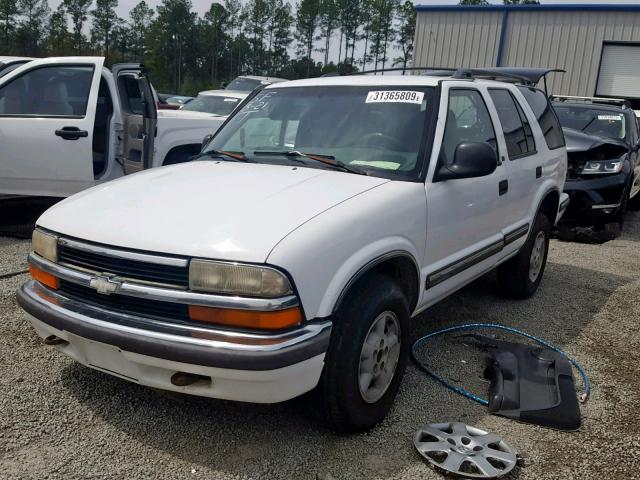 1GNDT13W6WK187084 - 1998 CHEVROLET BLAZER WHITE photo 2