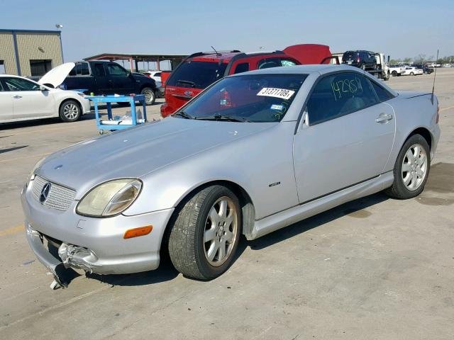 WDBKK65F31F215999 - 2001 MERCEDES-BENZ SLK 320 SILVER photo 2