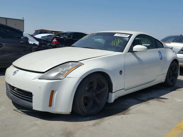 JN1AZ34D45M607899 - 2005 NISSAN 350Z COUPE WHITE photo 2