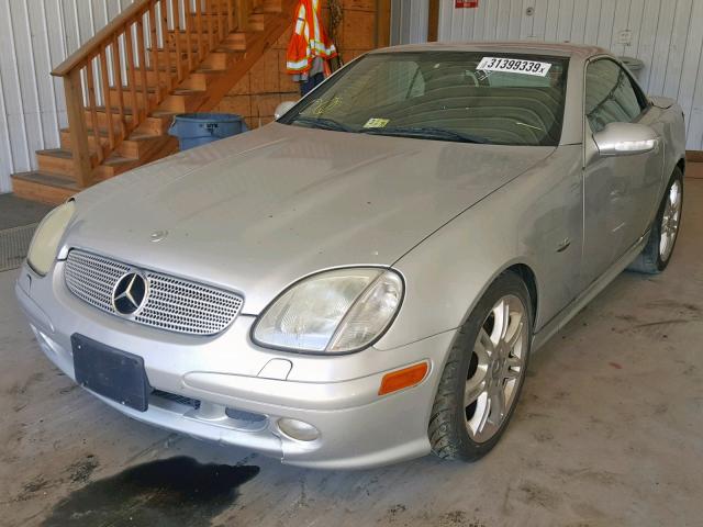 WDBKK65F94F305050 - 2004 MERCEDES-BENZ SLK 320 SILVER photo 2