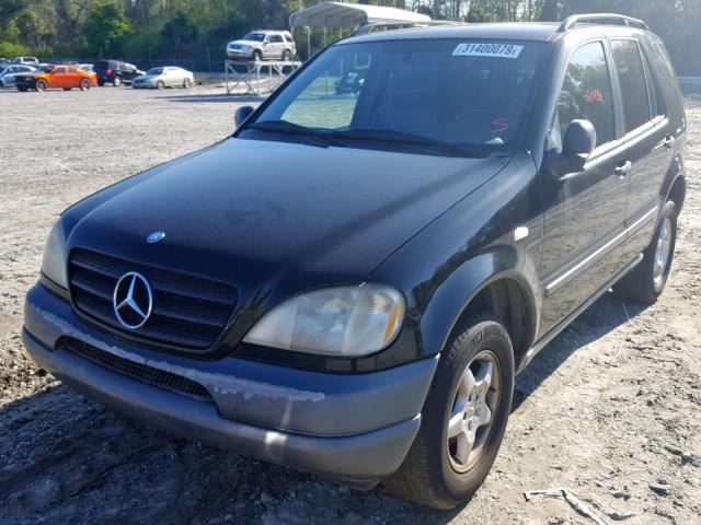 4JGAB54EXWA017985 - 1998 MERCEDES-BENZ ML 320 BLACK photo 2