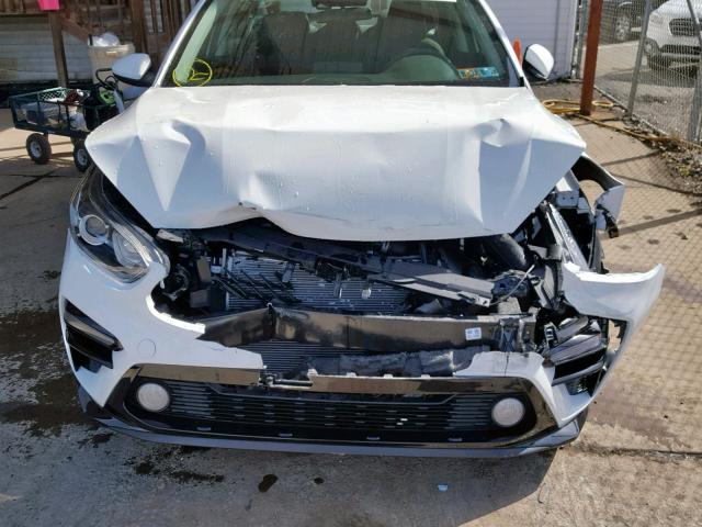 3KPF24AD2KE030298 - 2019 KIA FORTE FE WHITE photo 9