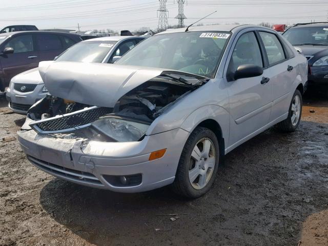 1FAHP34N27W189804 - 2007 FORD FOCUS ZX4 SILVER photo 2