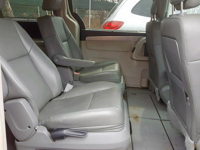 2V4RW3DG6BR622244 - 2011 VOLKSWAGEN ROUTAN SE GRAY photo 6